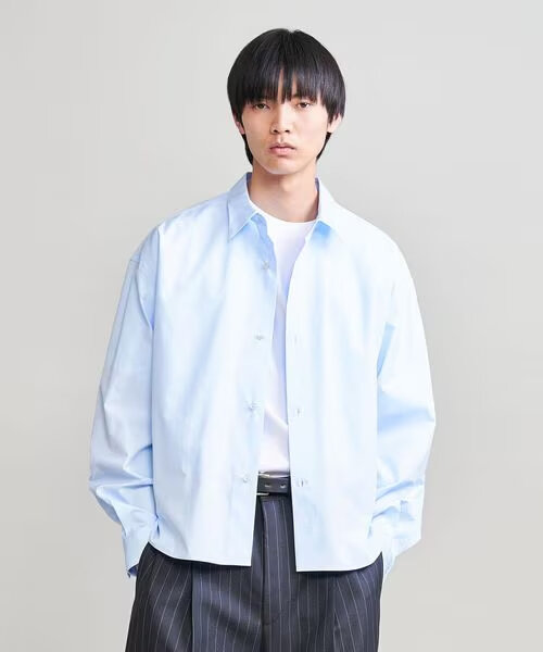シャツを羽織った男性