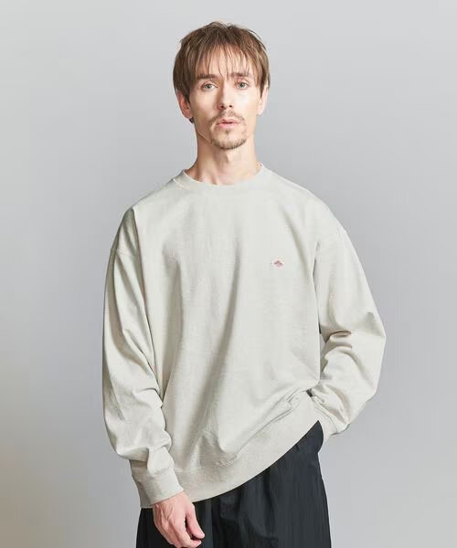 ロンTを着た男性