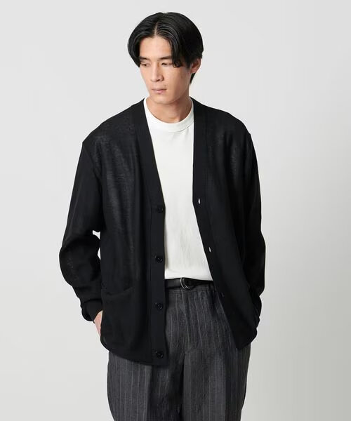 カーディガンを着た男性