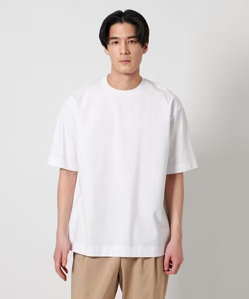 Tシャツを着た男性