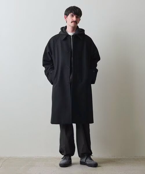 コートを着た男性