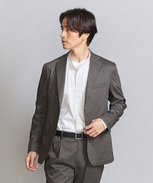 モカのジャケットを着用している男性