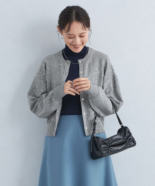 カーディガンを着用している女性