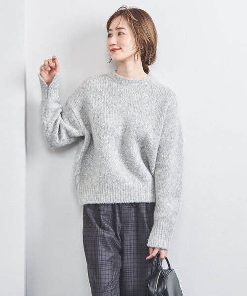 ニットを着用している女性