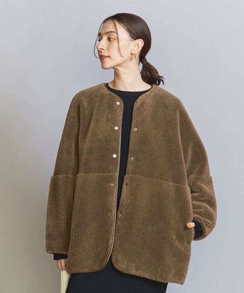 ボアブルゾンを着用している女性