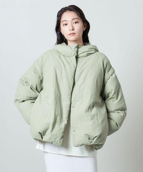 ダウンを着用している女性