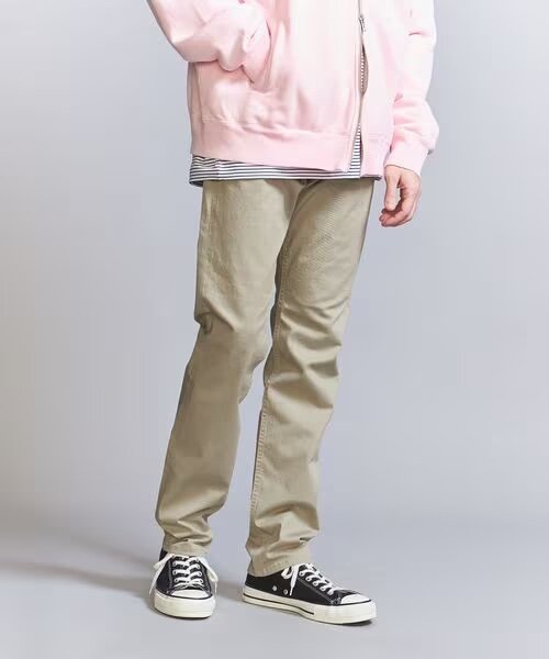 チノパンを穿いた男性