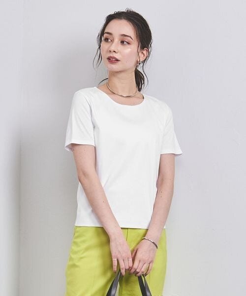 白いTシャツを着た女性