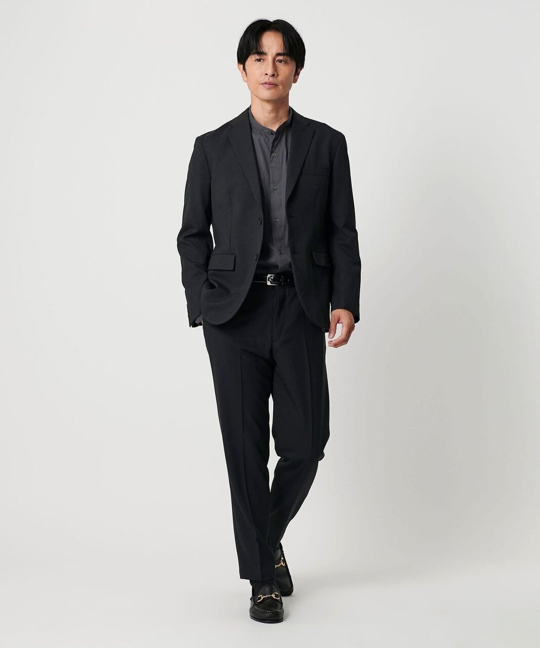 スーツにビットローファーをはいた男性