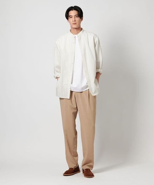 シャツをレイヤードした白Tシャツコーデ