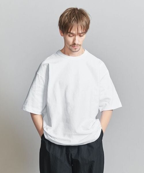 ワイドシルエットの白Tシャツ