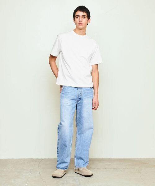 白Tシャツにデニムをあわせたコーデ