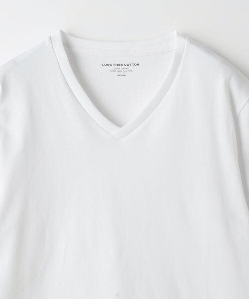 Vネックの白Tシャツ