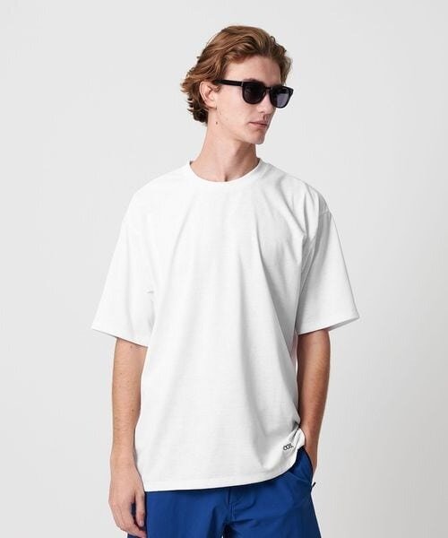 白Tシャツにカラーパンツをあわせたコーデ