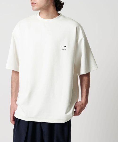 ワンポイントの白Tシャツ