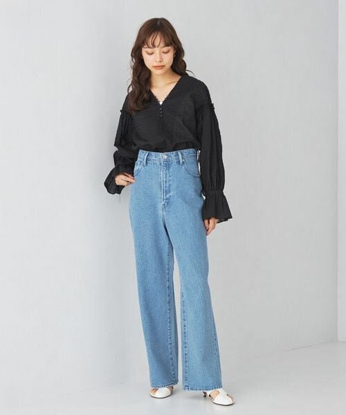 デニムパンツをはいた女性