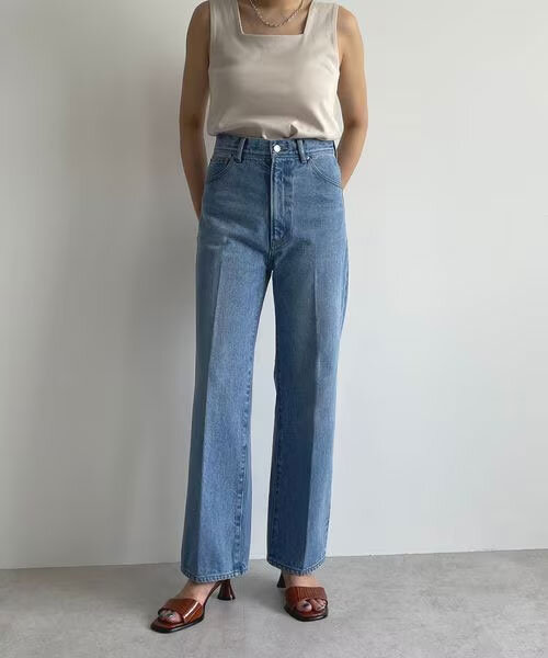 デニムパンツをはいた女性