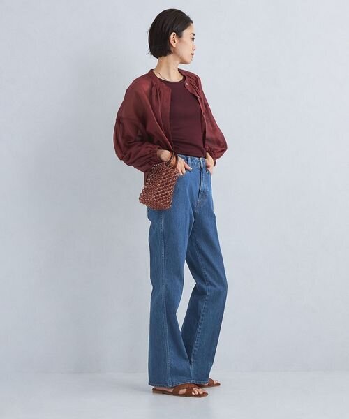 デニムパンツをはいた女性