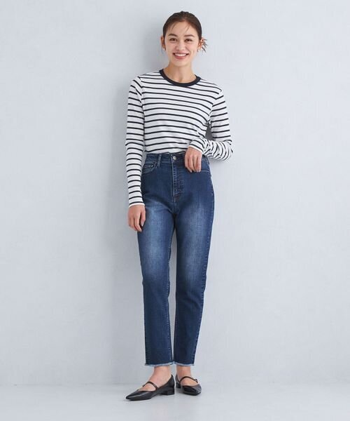 デニムパンツをはいた女性