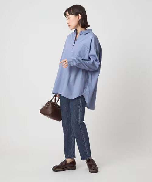 デニムパンツをはいた女性