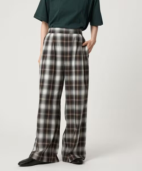 チェックのパンツをはいた女性