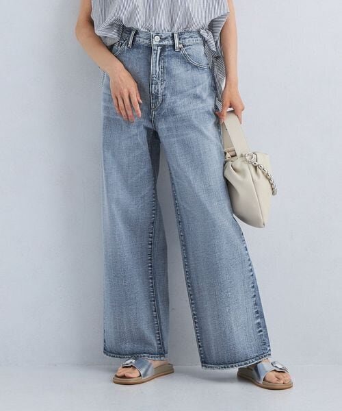 ワイドパンツをはいた女性