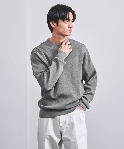 グレーのニットを着ている男性