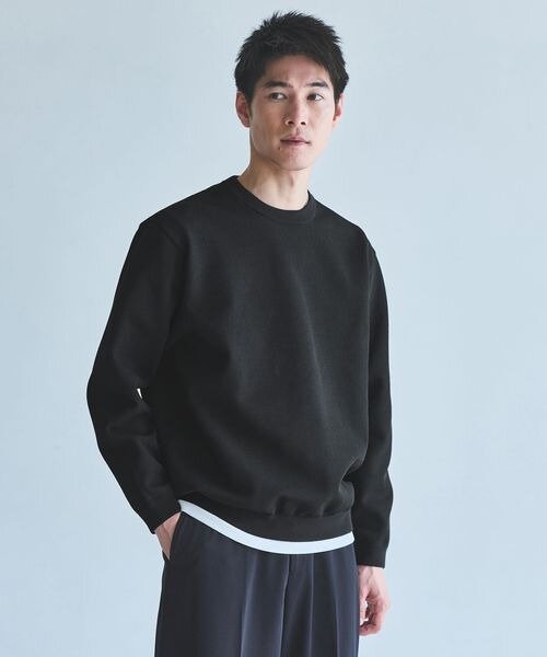 白のTシャツをレイヤードしたニットコーデ