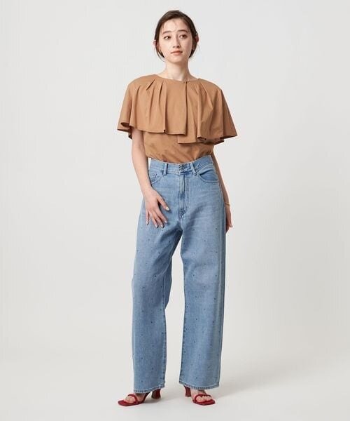 半袖トップスを着た女性