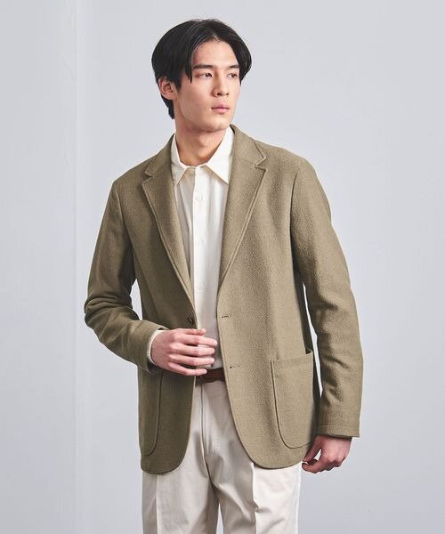 ジャケットを着る男性