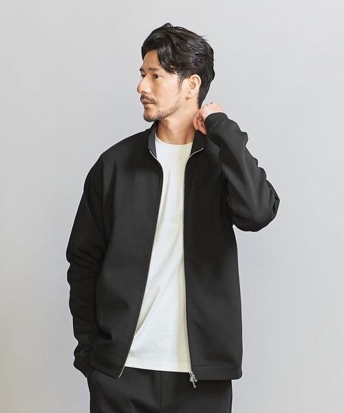 ブルゾンを着る男性