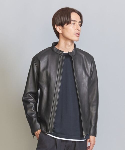 ライダースジャケットを着る男性