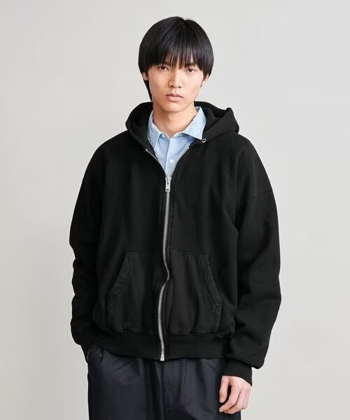 ジップフーディを着用している男性
