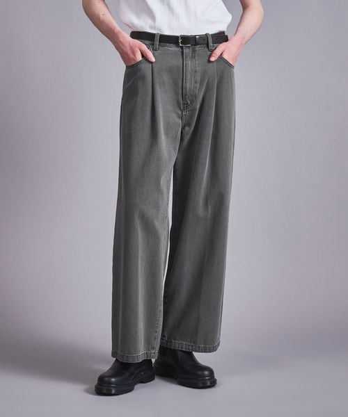 ストレートシルエットのデニムパンツ