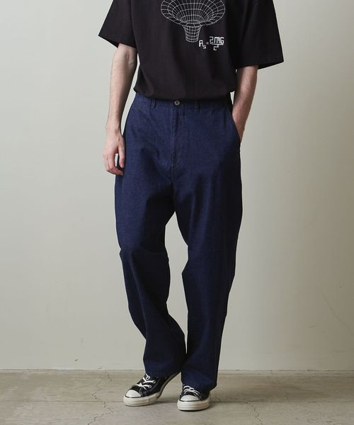 テーパードシルエットのデニムパンツ