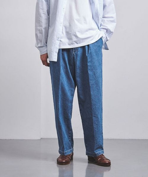 ワイドシルエットのデニムパンツ