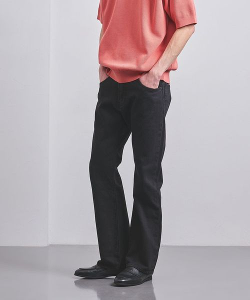 フレアシルエットのデニムパンツ