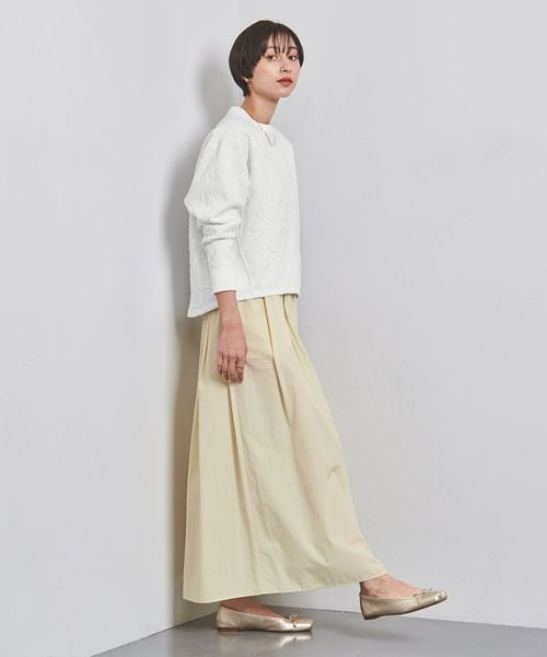 コンパクトなスウェットとフレアスカートのコーデ