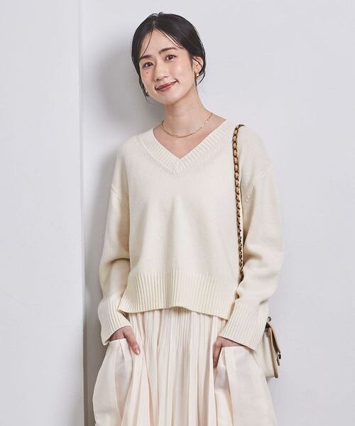 白いニットを着用している女性