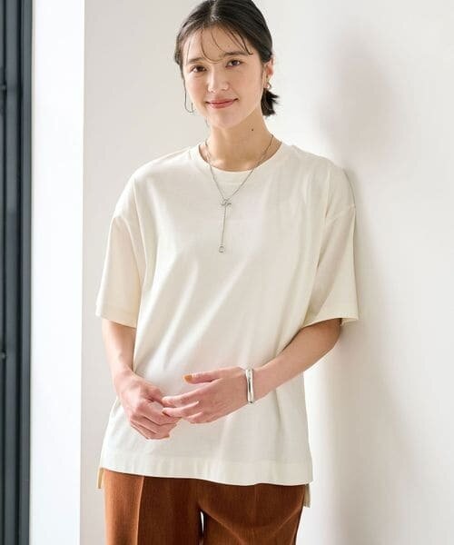白いTシャツを着ている女性