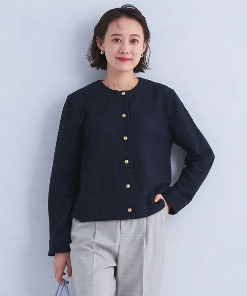 ネイビーのカーディガンを着用している女性