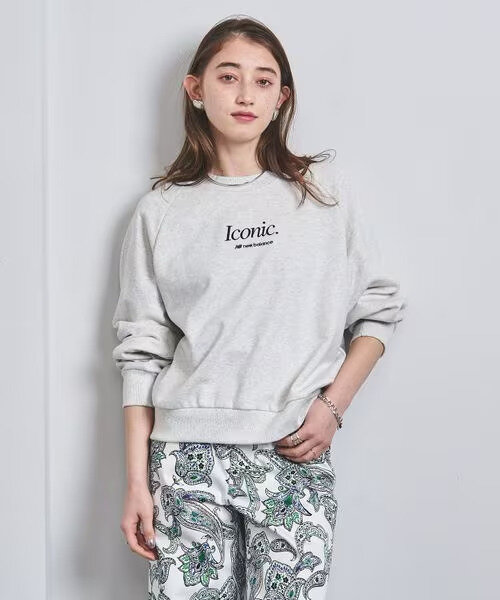 ライトグレーのスウェットを着た女性