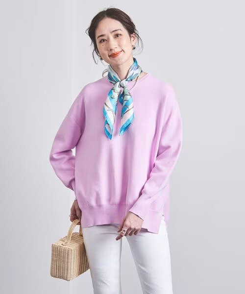 パステルカラーのニットセーターを着た女性
