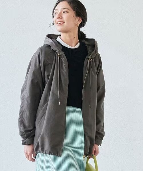 最高気温16度_カーキブルゾンを着た女性