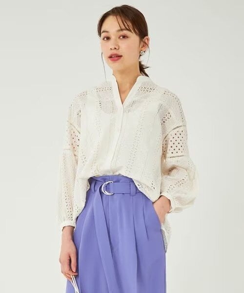 白のブラウスを着た女性