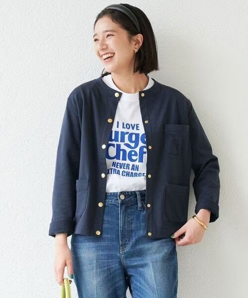 ネイビーのカーディガンを着た女性