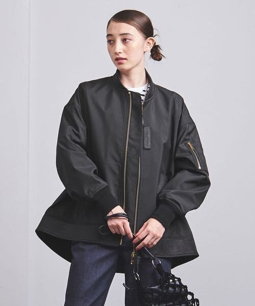 ブルゾンを着た女性