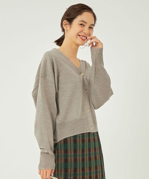 カーディガンを着た女性
