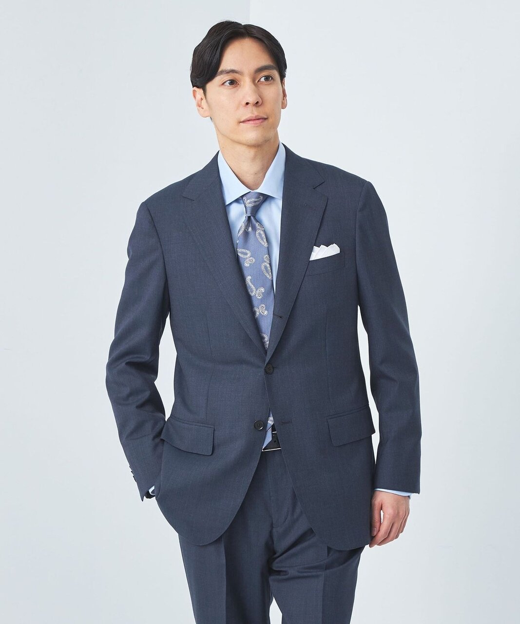 ネイビーのスーツを着た男性