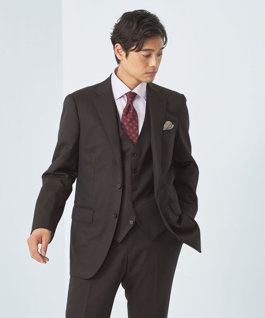 Vネックのベストを着た男性